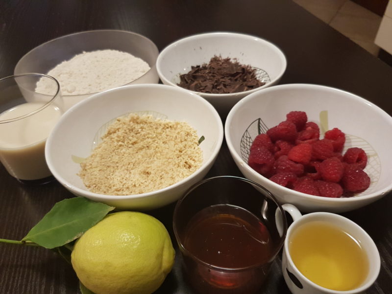 Plumcake al cioccolato con lamponi e frutta secca