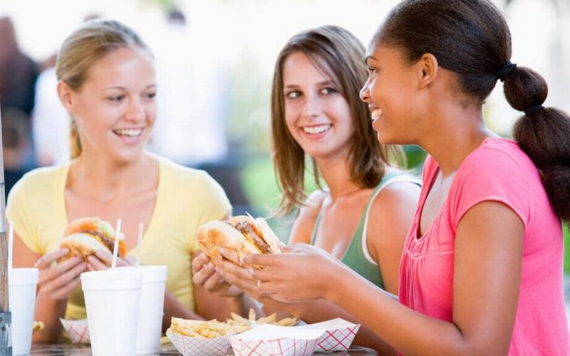 Come aiutare gli adolescenti a migliorare il rapporto con il cibo