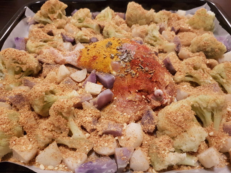Coscia di pollo alle spezie con cavolfiore, topinambur gratinati e patate viola 