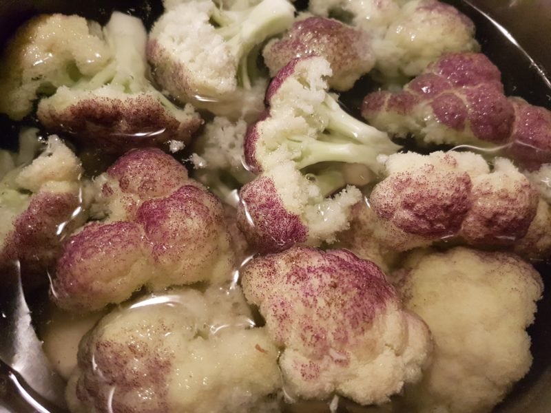 Coscia di pollo alle spezie con cavolfiore, topinambur gratinati e patate viola 