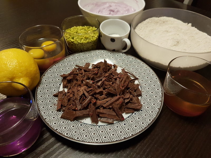 Ciambellone allo yogurt, cioccolato fondente e granella di pistacchio