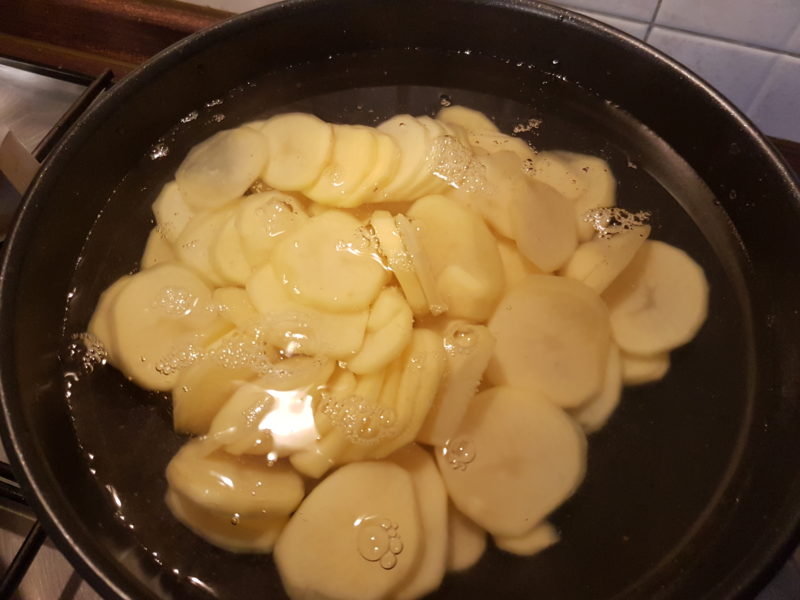 Patate gustose al forno con scamorza e zucchine 