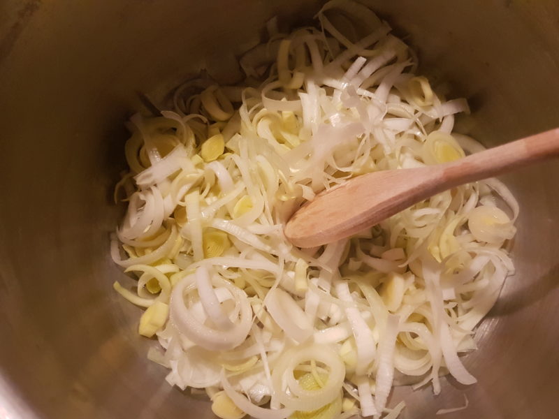 Zuppa cremosa di cannellini e verdure bianche autunnali 