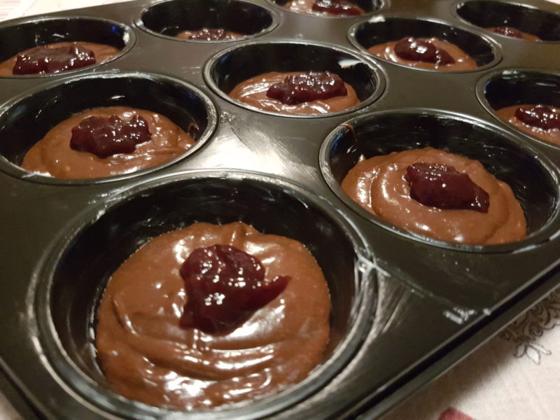 Muffins soffici al cioccolato e marmellata di frutti di bosco