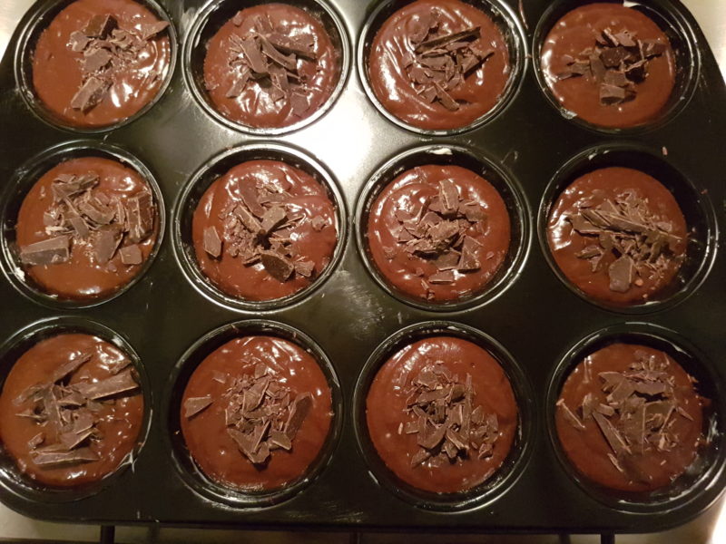 Muffins soffici al cioccolato e marmellata di frutti di bosco
