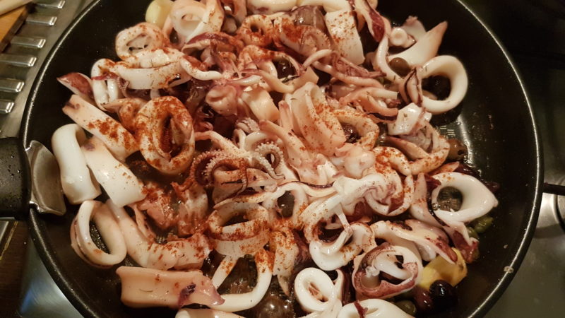 Calamari alle spezie in padella, cavolo romano e zucchine