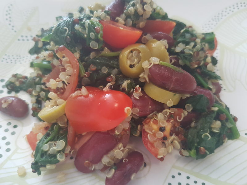 Quinoa con spinaci, fagioli rossi, olive verdi e pomodorini