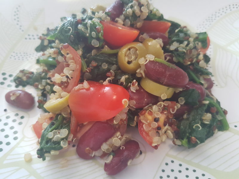 Quinoa con spinaci, fagioli rossi, olive verdi e pomodorini 
