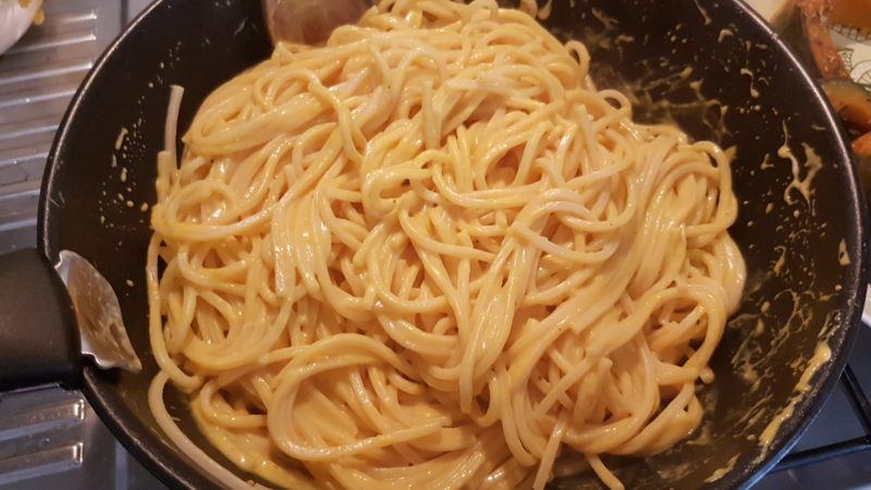 Spaghetti deliziosi con crema di zucca e stracchino di capra