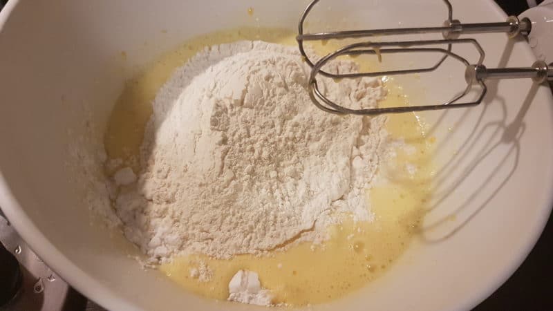 Muffins soffici al limone con crema di limone e vaniglia