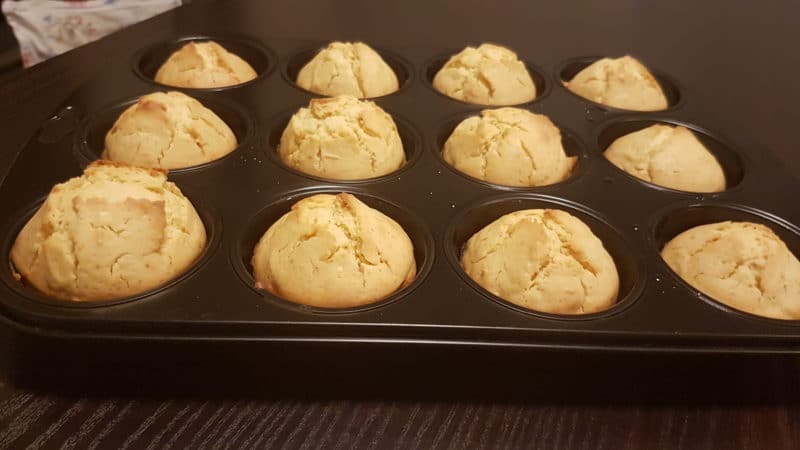 Muffins soffici al limone con crema di limone e vaniglia