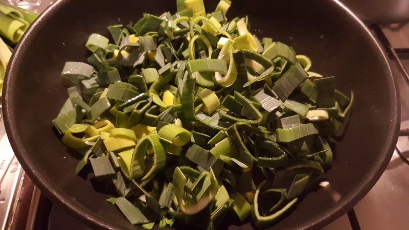 Zuppa con cime di porri, sedano e foglie di cavolo romano 