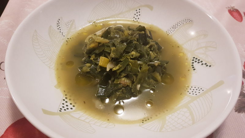 Zuppa con cime di porri, sedano e foglie di cavolo romano