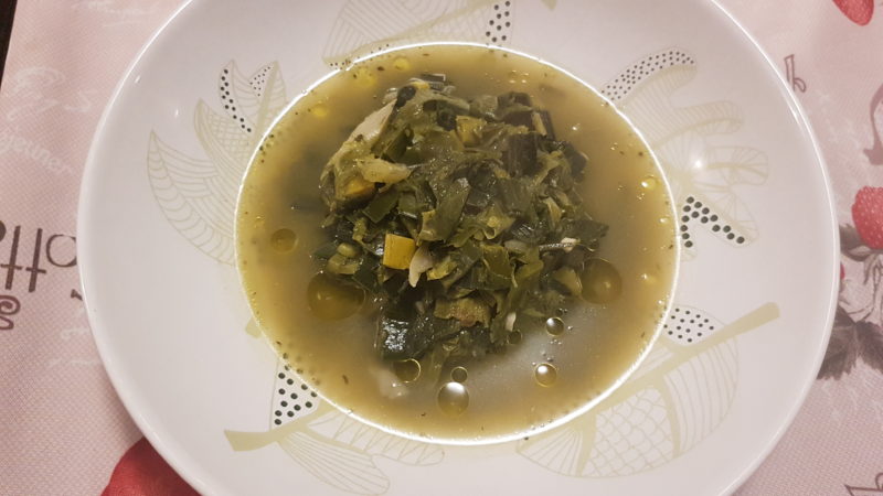 Zuppa con cime di porri, sedano e foglie di cavolo romano 